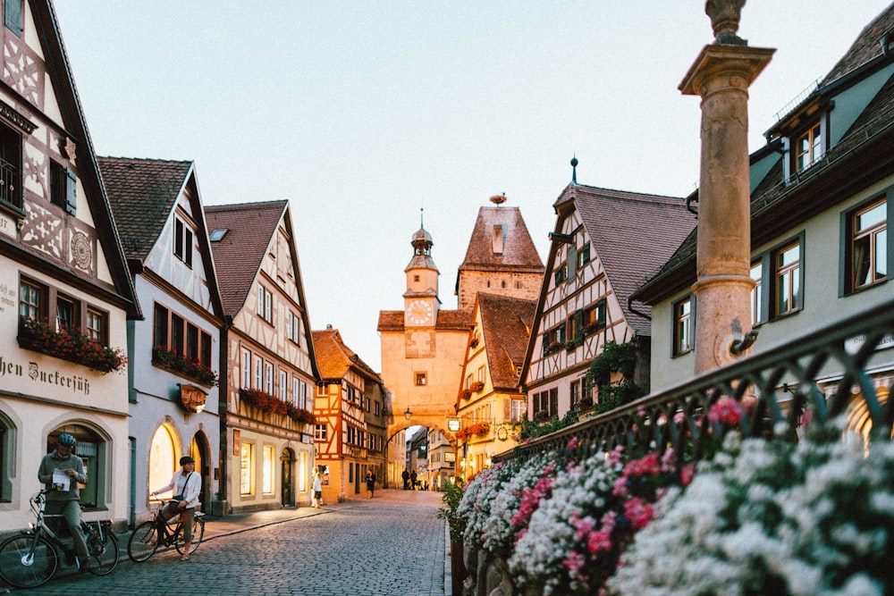 Rua europeia com casas históricas e fachadas em enxaimel